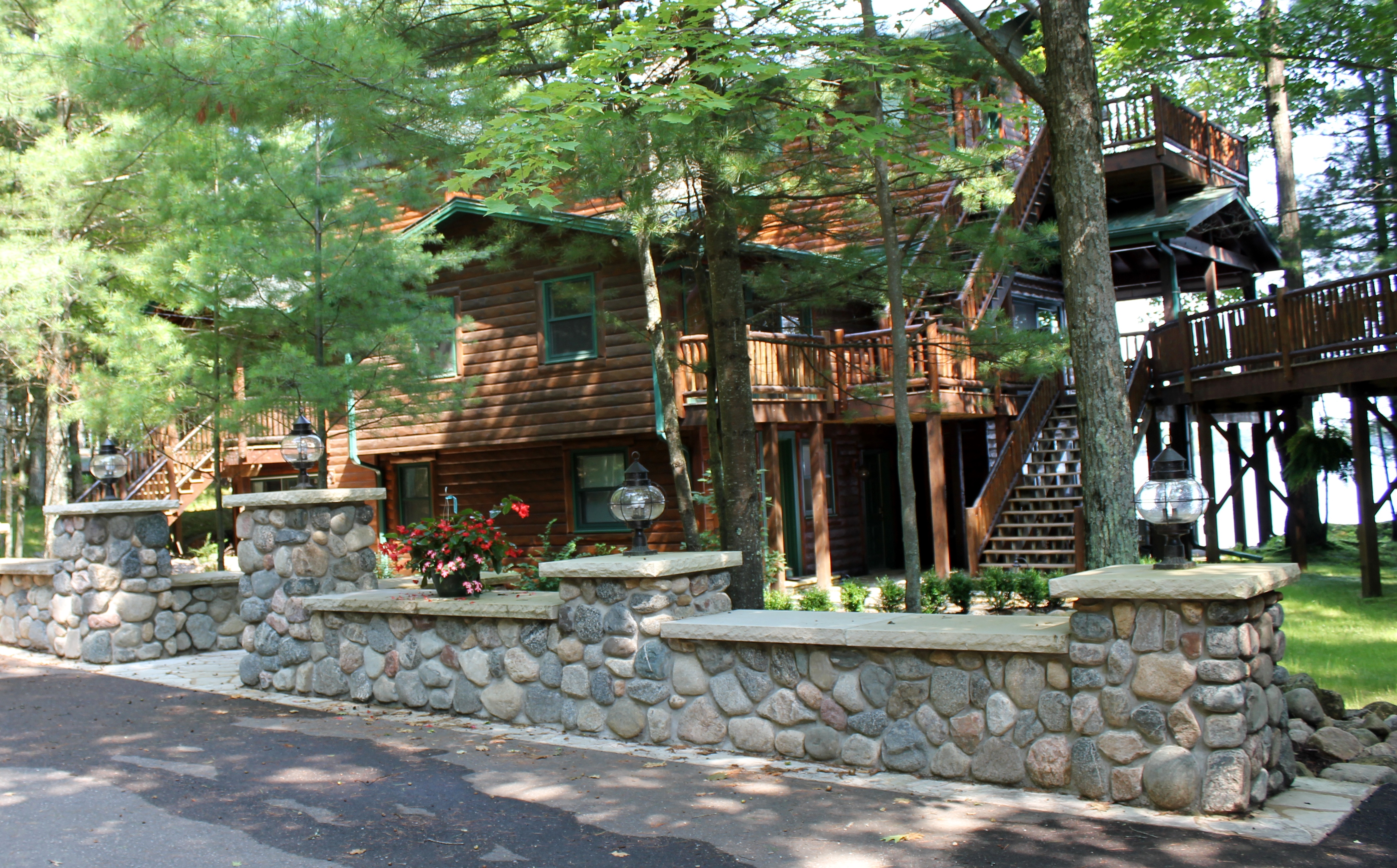 Wisco Little Full Color & Weathered Cobbles Exterior